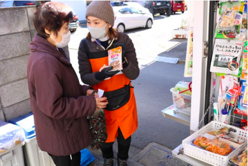 販売パートナーがお客様お一人お一人と対話しながら無料配布する様子 画像