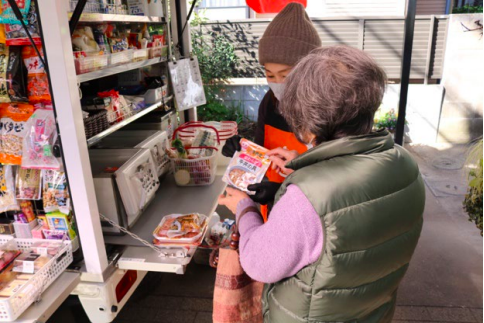 販売パートナーがお客様お一人お一人と対話しながら無料配布する様子 画像